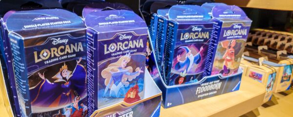 cartes du jeu Disney Lorcana sur une table